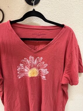 Life Is Good Coral V-Neck Daisy Graphic Tee with Yellow Center